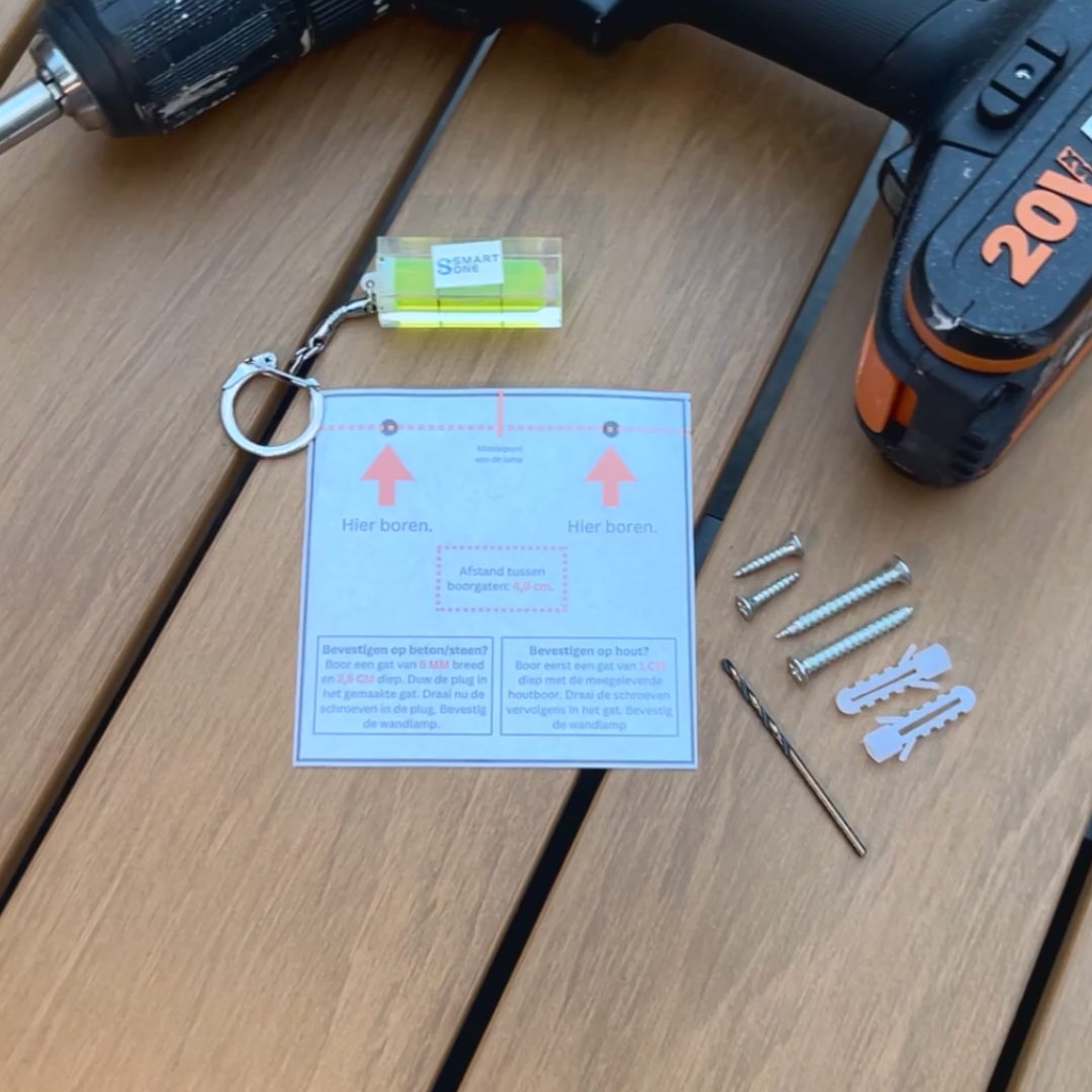 Ontdek de 2-in-1 Solar Wandlamp van SMART ONE: stijlvol, duurzaam en binnen 2 minuten zelf te installeren. Perfect voor elke tuin of schutting!